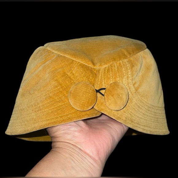 Vintage 1950s Cloche Hat Gold Velvet Unique Button Accents Adjustable - Picture 2 of 8
